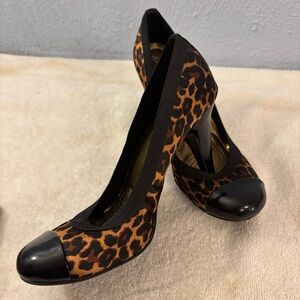 Dexflex Womens Pumps SZ 8 Fabric 3.5” heels Leopard Print Padded